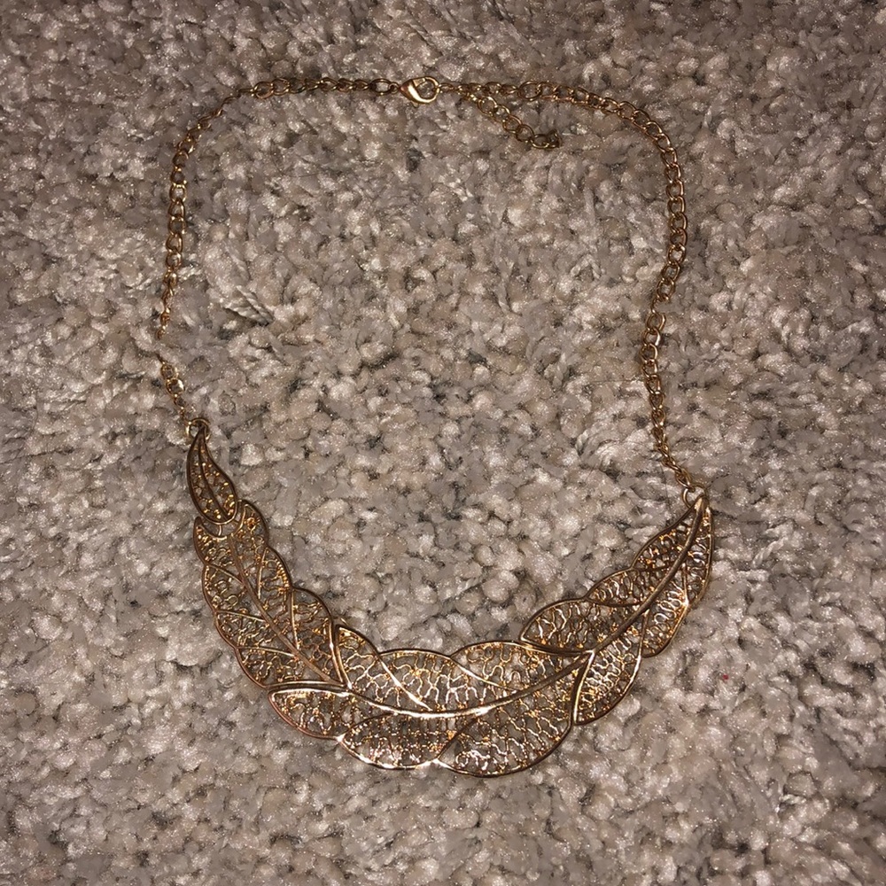 Gold leafy necklace